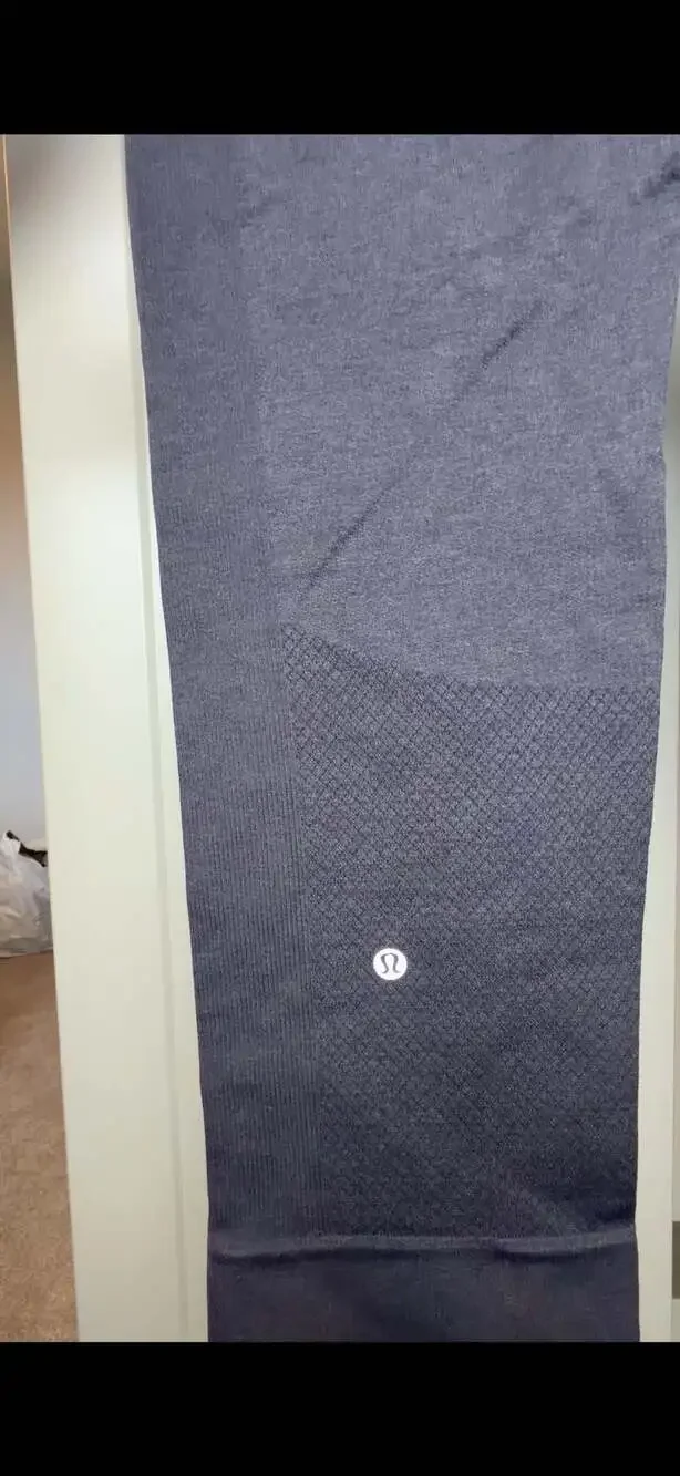 Lululemon Seamlessly Street Crop Black Seamless High-Rise Capri Leggings_A93
